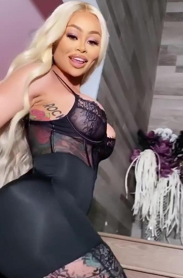 Big booty black women twerking