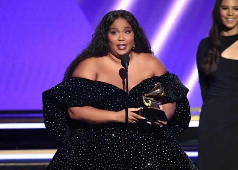 Lizzo with Grammy (Getty)