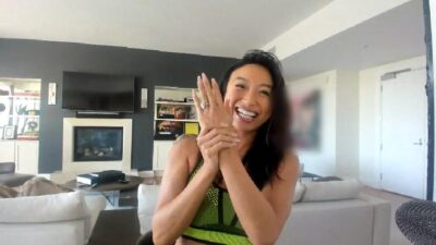 Jeannie Mai shows ring (04-13-20)
