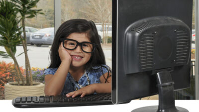 little-girl-using-computer - yay images