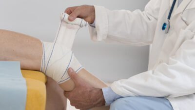 knee injury-problem-at-consulting-room (yay images)