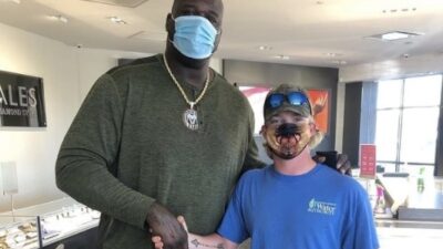 Shaquille O'Neal pays for customer's engagement ring