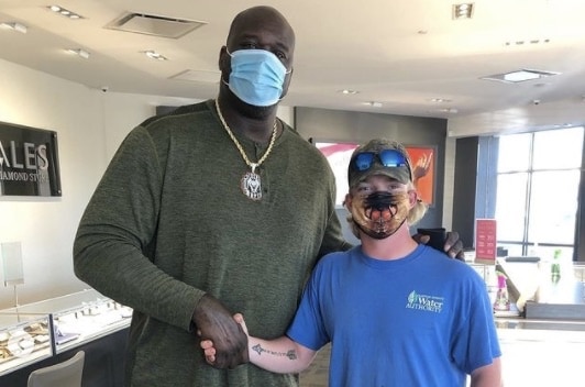 Shaquille O'Neal pays for customer's engagement ring