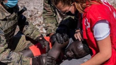 Red Cross worker (Reyes) and African migrant