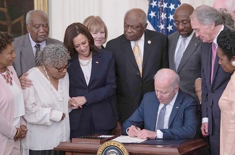 Biden signing Juneteenth bill into law - Gettyimages -1233510987-594x594