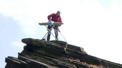 Extreme ironing rivelin1 (TheRedRocket at English Wikipedia CC by SA))