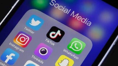 social media on cell phone