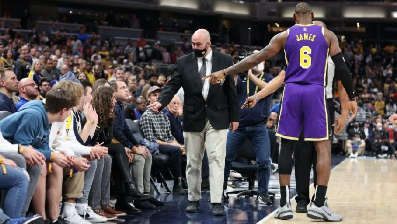 LeBron James gets fans kicked out of 11-24-21 LakersPacers game (Getty)