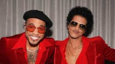 Silk Sonic (Anderson (dot)Paak & Bruno Mars) at 2021 AMAs - Twitter