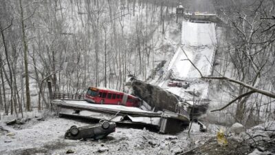 Pittsburgh-bridge-collapse- screenshot