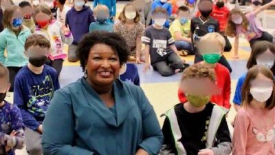 Maskless Stacey Abrams & kids