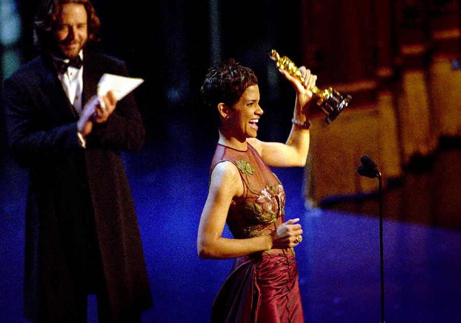 Halle Berry with 2002 Oscar (Getty) 