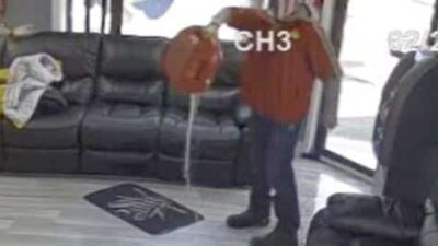 Man pours gasoline on barbershop floor / screenshot