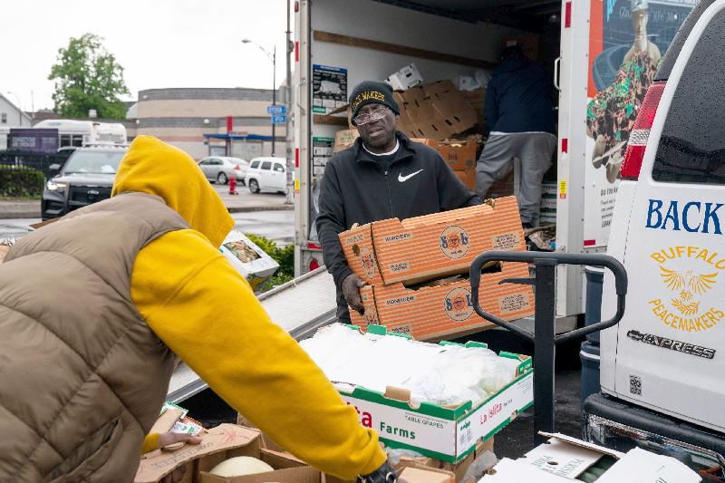 Buffalo Tops supermarket grocery donation (Kent Nishimura -Los Angeles Times-Getty Images) 