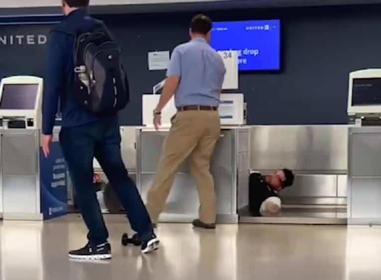 United Airlines fight (employee laid out!)