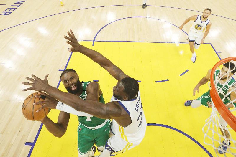 Jaylen Brown vs Draymond Green (Ezra Shaw-Getty Images North America-Getty Images) 