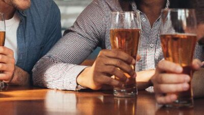 Bar Drinking (Konstantin Postumitenko-Adobe Stock)