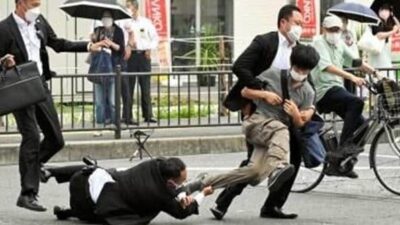 Shinzo Abe suspected shooterbeing tackled