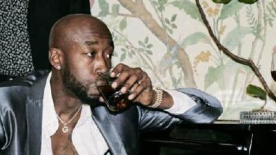 Freddie Gibbs at piano with drink