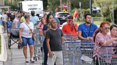 Hurricane Ian - Shoppers (Gregg Newton-AFP-Getty Images)