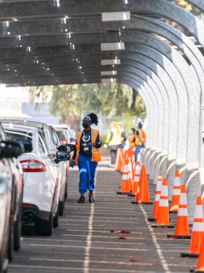 Cars line up in LA for COVID related services. Photo by Maxim Elransisy