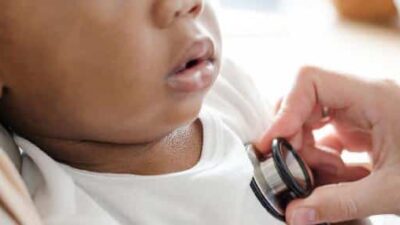 Baby at doctor's office (rawpixel(dot)com-Adobe Stock)