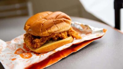 Popeye's classic chicken sandwich (Cody Scanlan-Holland Sentinel-USA Today Network-Imagn)