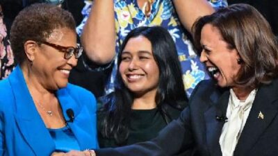 Karen Bass sworn by Kamala Harris (Getty)