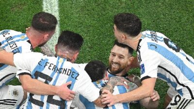 Lionel Messi and Argentina teammates celebrate World Cup victory (Matthias Hangst-Getty Images)