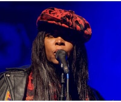 Erykah Badu singing