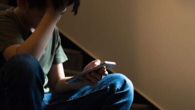 Social media impact on teens (myboys.me-Adobe Stock)