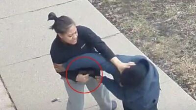 Off-duty Chicago Cop with gun wrestles with man - screenshot