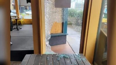 Everett & Jones - window broken - screenshot