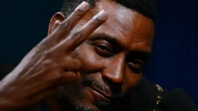 Big Daddy Kane throws the peace sign