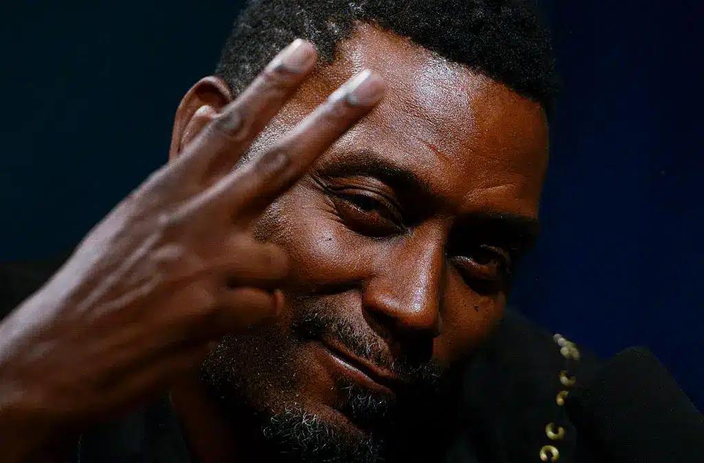 Big Daddy Kane throws the peace sign