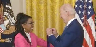 Gladys Knight receives medal from Pres Joe Biden