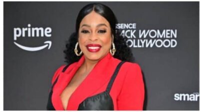 Niecy Nash dances with daughter