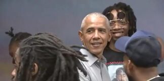 Obama surprises young musicians in Chicago