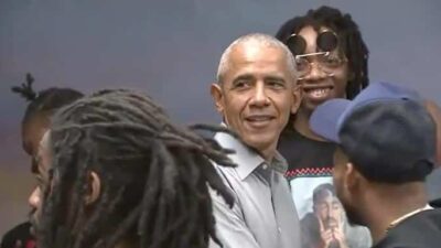 Obama surprises young musicians in Chicago