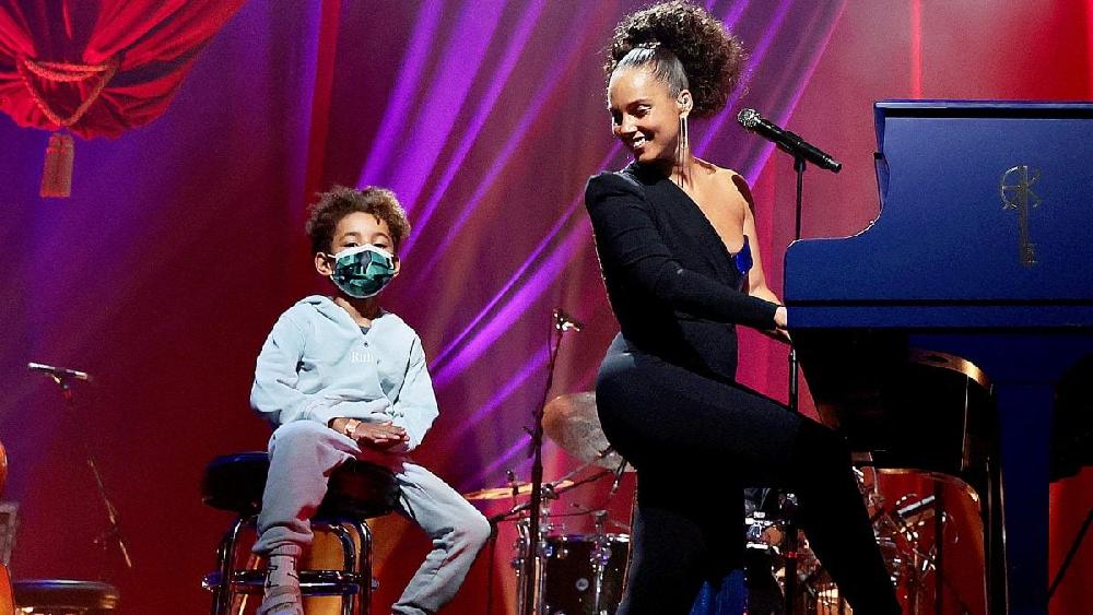 Alicia Keys and son Genesis / Getty