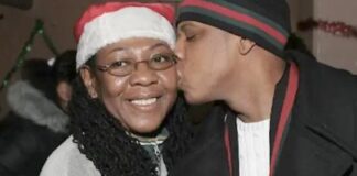 JAY-Z kisses his mom Gloria Carter photographed at the Marcy Houses on Christmas morning in 2004 (Shawn Carter Foundation, Instagram)