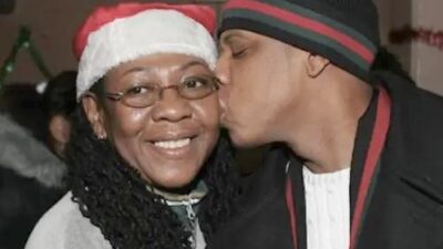 JAY-Z kisses his mom Gloria Carter photographed at the Marcy Houses on Christmas morning in 2004 (Shawn Carter Foundation, Instagram)