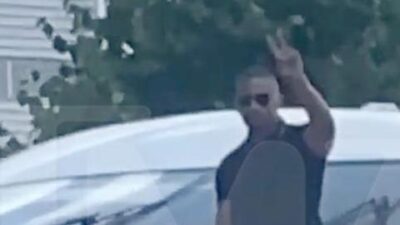 Jamie Foxx on boat waving - screenshot