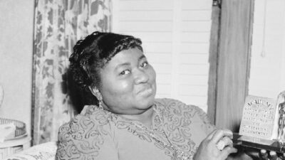 Hattie McDaniel with her Academy Award (Bettmann-Getty Images)