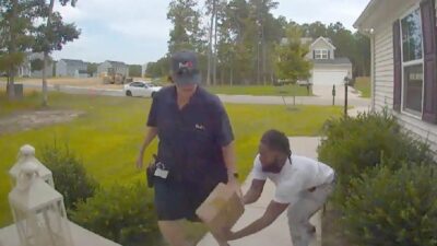 Porch pirate steals package directly from FedEx worker during a delivery (Aug 31, 2023) - Inside Edition