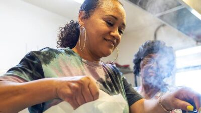 Ashara Feloss uses bottled water for cooking (Chris Granger-The New Orleans Advocate-AP)