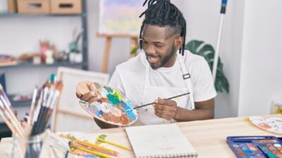 African American artist at work - Depositphotos