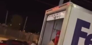 FedEx Truck Robbed by Flash Mob-in Memphis / screenshot