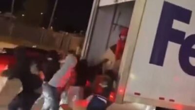 FedEx Truck Robbed by Flash Mob-in Memphis / screenshot