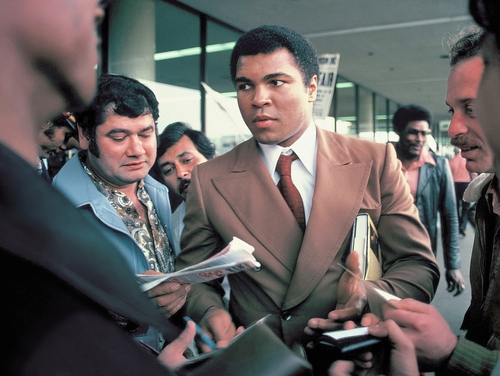 Muhammad Ali-signing-fan-autographs-at-the-International-San-Antonio-Airport